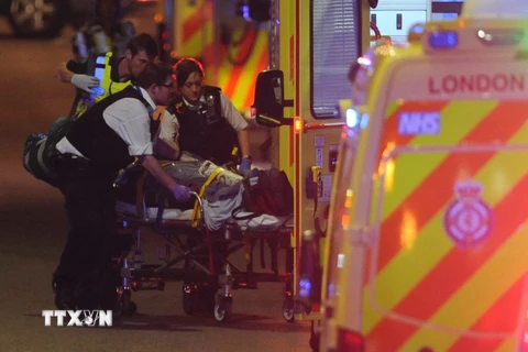 Chuyển nạn nhân sau vụ xe tải lao vào người đi bộ trên Cầu London tối 3/6. (Nguồn: AFP/ TTXVN)