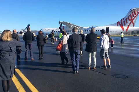 Hành khách trên chuyến bay Virgin VA1174 sơ tán khỏi máy bay. (Nguồn: AAP)