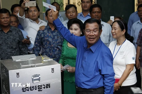 Thủ tướng Campuchia Samdech Techo Hun Sen (thứ 2, phải) bỏ phiếu tại điểm bầu cử ở tỉnh Kandal ngày 4/6. (Nguồn: EPA/TTXVN)