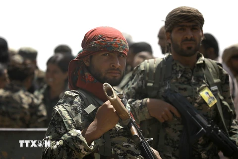 Các thành viên SDF , lực lượng do Mỹ hậu thuẫn, tuần tra tại Hazima, ngoại ô phía bắc Raqa ngày 6/6. (Nguồn: AFP/ TTXVN)