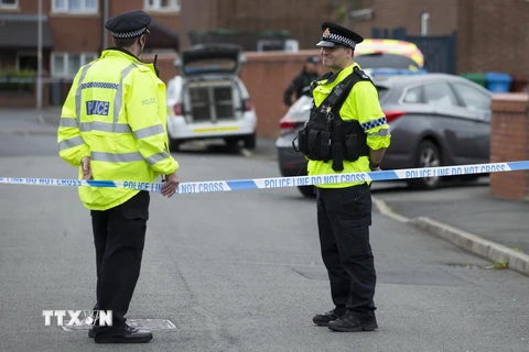 Cảnh sát phong tỏa lối vào một tuyến phố ở Moss Side thuộc Manchester - khu vực có liên quan đến vụ đánh bom ở sân vận động Manchester Arena ngày 28/5. (Nguồn: AFP/TTXVN)