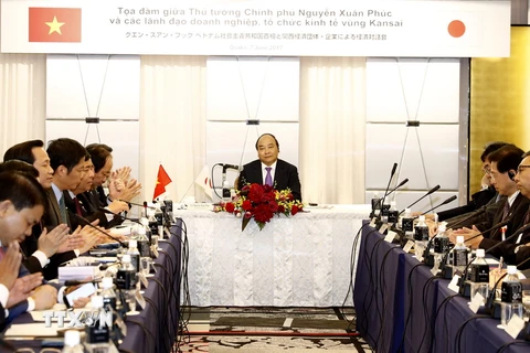 Thủ tướng Nguyễn Xuân Phúc dự Tọa đàm với lãnh đạo các tổ chức kinh tế và doanh nghiệp vùng Kansai. (Ảnh: Thống Nhất/TTXVN)