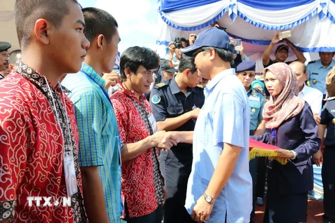 Đại sứ Việt Nam tại Indonesia Hoàng Anh Tuấn thăm hỏi các ngư dân tại buổi lễ trao trả ở Indonesia. (Ảnh: Đỗ Quyên/TTXVN)