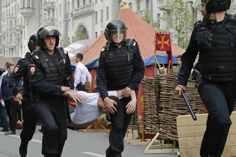 Cảnh sát Nga bắt giữ một người biểu tình quá khích ở Moskva. (Nguồn: EPA)