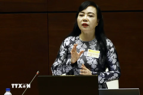 Bộ trưởng Bộ Y tế Nguyễn Thị Kim Tiến trả lời chất vấn của các đại biểu Quốc hội. (Ảnh: An Đăng/TTXVN)