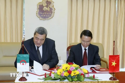 Tổng Giám đốc Thông tấn xã Việt Nam Nguyễn Đức Lợi và Tổng Giám đốc Hãng thông tấn Algeria Abdelhamid Kacha ký kết thỏa thuận hợp tác giữa 2 hãng. (Ảnh: Văn Điệp/TTXVN)