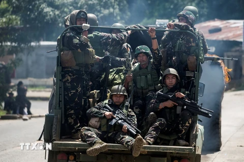 Binh sỹ Philippines tuần tra trên một tuyến phố ở Marawi, ngày 10/6. (Nguồn: AFP/TTXVN)