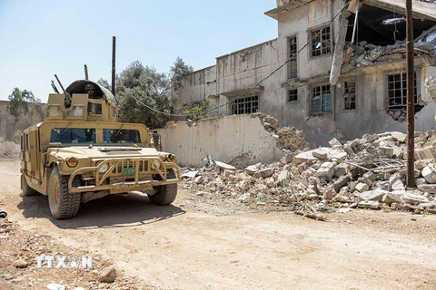 Binh sỹ Iraq làm nhiệm vụ trong chiến dịch chống IS tại al-Shifaa, Mosul ngày 15/6. (Nguồn: AFP/TTXVN)