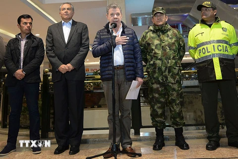 Tổng thống Colombia Juan Manuel Santos (giữa) thông báo số người thiệt mạng trong vụ đánh bom xảy ra sáng 18/6 (theo giờ Hà Nội) tại trung tâm thương mại Centro Andino ở thủ đô Bogota. (Nguồn: AFP/TTXVN)