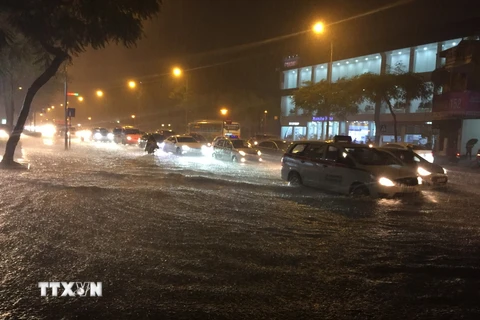 Hình ảnh đường phố Hà Nội ngập trong biển nước sau cơn mưa lớn