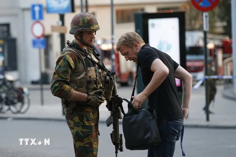 Binh sỹ Bỉ kiểm tra nhân thân bên ngoài Nhà ga trung tâm Brussels sau vụ nổ. (Nguồn: THX/ TTXVN)