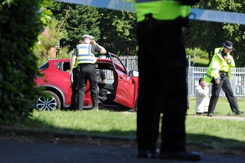Cảnh sát điều tra chiếc xe gây ra vụ việc. (Nguồn: theguardian.com)