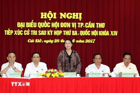 Chủ tịch Quốc hội Nguyễn Thị Kim Ngân và các đại biểu Quốc hội tiếp xúc cử tri phường Cái Khế. (Ảnh: Trọng Đức/TTXVN)