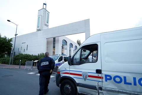 Cảnh sát Pháp triển khai tại hiện trường phía trước nhà thờ Hồi giáo Creteil. (Nguồn: Reuters)