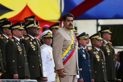 Tổng thống Nicolas Maduro bên cạnh các tướng lĩnh quân đội Venezuela. (Nguồn: AP)