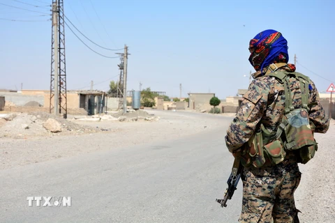Binh sỹ SDF tuần tra tại thành phố Raqqa ngày 11/6. (Nguồn: EPA/TTXVN)