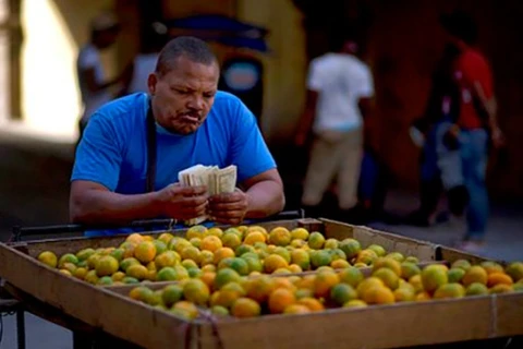 Một người bán trái cây rạo ở La Habana, Cuba. (Nguồn: PanAm Post)