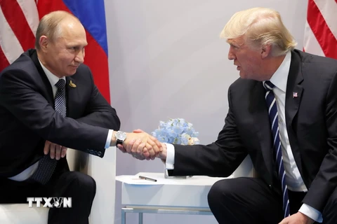 Tổng thống Nga Vladimir Putin (trái) và Tổng thống Mỹ Donald Trump trong cuộc gặp bên lề Hội nghị thượng đỉnh G20 ở Hamburg, Đức ngày 7/7. (Nguồn: AFP/TTXVN)