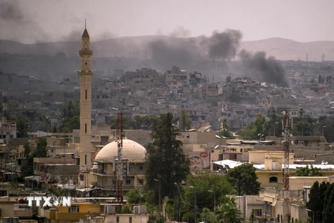 Khói bốc lên từ khu vực đền al-Oula trong khi lực lượng chống khủng bố Iraq tiến về phía thành phố Mosul ngày 8/7. (Nguồn: AFP/TTXVN)