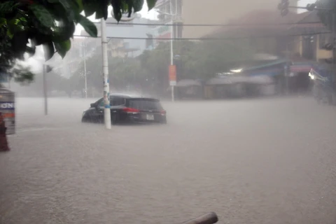 Mưa lớn kéo dài, thành phố Móng Cái ngập sâu trong nước