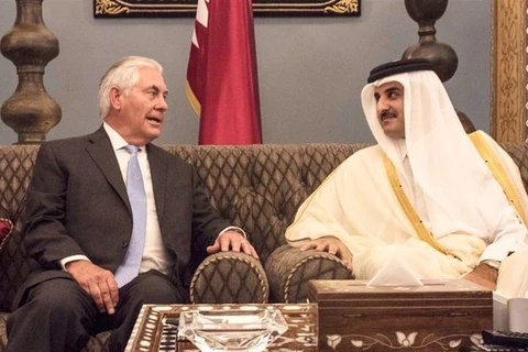 Quốc vương Qatar Sheikh Tamim bin Hamad Al Thani gặp Ngoại trưởng Mỹ Tillerson ở Doha. (Nguồn: AP)
