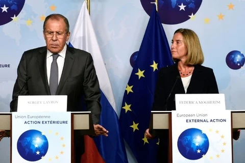 Ngoại trưởng Nga Sergei Lavrov và Đại diện cấp cao phụ trách chính sách an ninh và đối ngoại của EU, bà Federica Mogherini. (Nguồn: AFP)