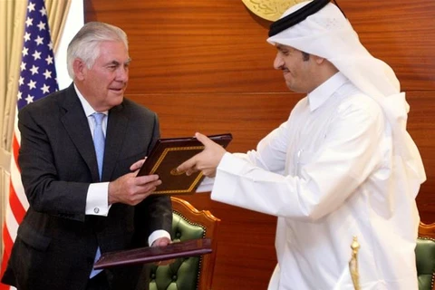 Ngoại trưởng Mỹ và Qatar trao đổi văn kiện thỏa thuận về chống khủng bố. (Nguồn: Reuters)