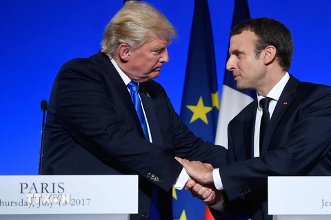 Tổng thống Pháp Emmanuel Macron (phải) và Tổng thống Mỹ Donald Trump (trái) tại cuộc họp báo chung ngày 13/7. (Nguồn; AFP/TTXVN)