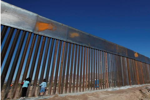 Một bức tường sắt ngăn biên giới Mỹ-Mexico. (Nguồn: Reuters)