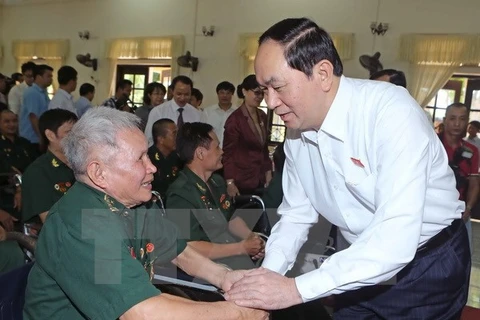 Chủ tịch nước Trần Đại Quang thăm hỏi, động viên và tặng quà cho các thương, bệnh binh tại Trung tâm Điều dưỡng Thương binh Duy Tiên. (Ảnh: Nhan Sáng/TTXVN)