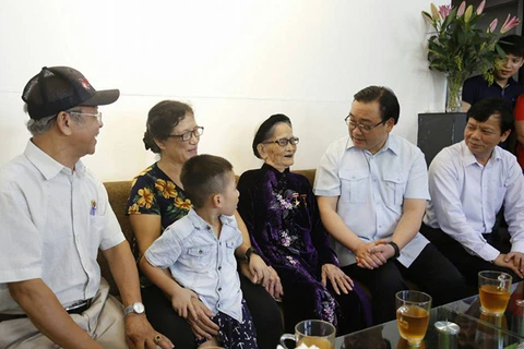 Bí thư Thành ủy Hoàng Trung Hải thăm gia đình Mẹ Việt Nam anh hùng Nguyễn Thị Khiếu. (Nguồn: hanoi.gov.vn)