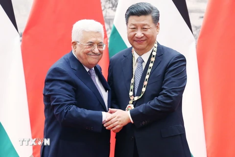 Chủ tịch Trung Quốc Tập Cận Bình và Tổng thống Palestine Mahmoud Abbas (trái) tại cuộc gặp ở Bắc Kinh. (Nguồn: THX/TTXVN)