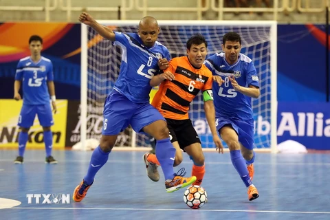 Pha tranh bóng giữa cầu thủ hai đội câu lạc bộ Thái Sơn Nam FC (Việt Nam, áo xanh) với câu lạc bộ FC EREM (Kyrgyzstan, áo cam). (Ảnh: Mạnh Linh/TTXVN)