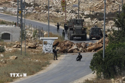 Binh sỹ Israel gác tại Kubar, phía tây Ramallah trong cuộc xung đột với người biểu tình Palestine ngày 22/7. (Nguồn: AFP/ TTXVN)