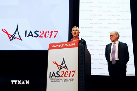 Chủ tịch Viện xã hội quốc tế về AIDS Linda-Gail Bekker (trái) và Chủ tịch Ủy ban Tư vấn đạo đức quốc gia Pháp kiêm Chủ tịch Hội nghị Jean-Francois Delfraissy phát biểu tại lễ khai mạc hội nghị. (Nguồn: AFP/TTXVN)