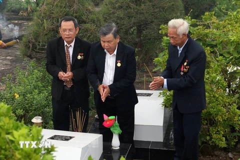 Các cựu tù thắp hương tưởng niệm các đồng chí, đồng đội đã hy sinh. (Ảnh: Lê Huy Hải/TTXVN)