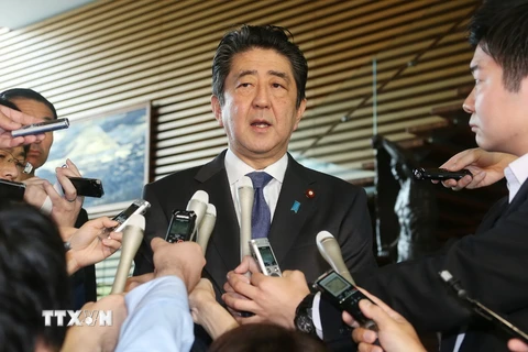 Thủ tướng Nhật Bản Shinzo Abe trả lời báo giới tại thủ đô Tokyo. (Nguồn: AFP/TTXVN)