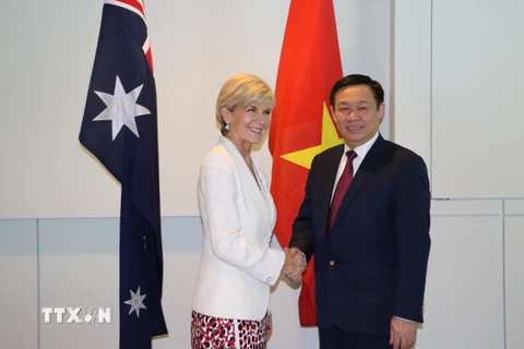 Phó Thủ tướng Vương Đình Huệ gặp, làm việc với Bộ trưởng Ngoại giao Australia Julie Bishop. (Ảnh: Khánh Linh/TTXVN)