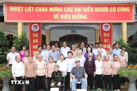 Tổng Bí thư Nguyễn Phú Trọng chụp ảnh chung tại Trung tâm Nuôi dưỡng và Điều dưỡng Người có công số 2 Hà Nội. (Ảnh: Trí Dũng/TTXVN)