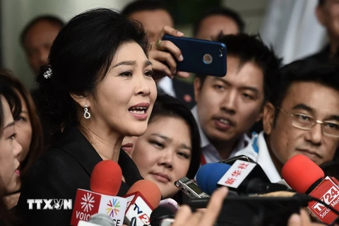 Bà Yingluck Shinawatra trả lời phỏng vấn sau khi rời Tòa án Tối cao ở Bangkok ngày 21/7. (Nguồn: AFP/TTXVN)