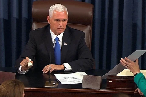 Phó Tổng thống Mỹ Mike Pence, người đồng thời giữ cương vị Chủ tịch Thượng viện Mỹ dùng lá phiếu của mình để quyết định thông qua đề xuất. (Nguồn: nbcnews.com)