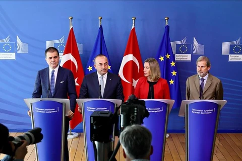 Các quan chức EU và Thổ Nhĩ Kỳ họp báo sau cuộc gặp ở Brussels, ngày 25/7. (Nguồn: Anadolu Agency)