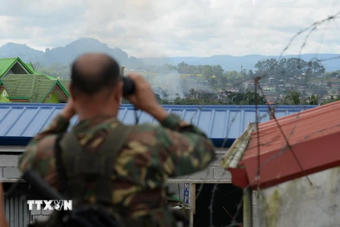 Binh sỹ Philippines làm nhiệm vụ trong cuộc chiến chống khủng bố tại Marawi ngày 26/6. (Nguồn: AFP/TTXVN)