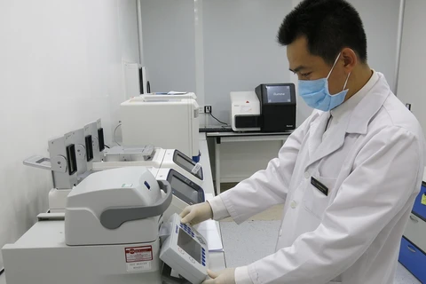 Chuyên viên Viện công nghệ gen Vinmec thực hiện quy trình xác định ADN trên máy PCR. (Nguồn: Vinmec