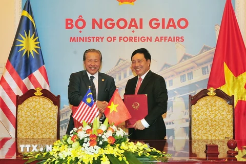 Phó Thủ tướng, Bộ trưởng Ngoại giao Phạm Bình Minh và Bộ trưởng Ngoại giao Malaysia Anifah Aman ký Biên bản thỏa thuận giữa Bộ ngoại giao hai nước. (Ảnh: Nguyễn Khang/TTXVN)