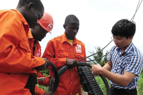 Cán bộ Viettel trao đổi với đồng nghiệp Mozambique cách thức bảo dưỡng đường dây cáp quang. (Nguồn: Viettel)