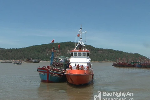 Nghệ An cứu thành công tàu cá cùng 17 thuyền viên bị nạn trên biển