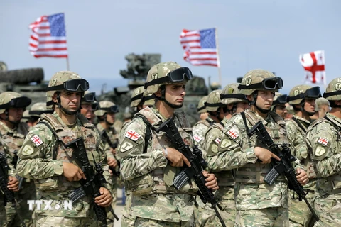 Binh sỹ Gruzia trong lễ khai mạc cuộc tập trận “Noble Partner 2017” ở căn cứ quân sự Vaziani, ngoại ô Tbilisi, Gruzia ngày 30/7. (Nguồn: EPA/TTXVN)