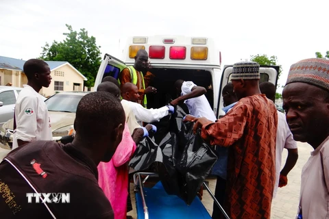 Chuyển nạn nhân trong vụ tấn công tới bệnh viện ở Maiduguri, đông bắc Nigeria ngày 29/7. (Nguồn: AFP/TTXVN)