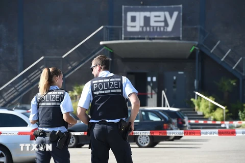 Cảnh sát phong tỏa khu vực hộp đêm ở Konstanz, Đức sau vụ nổ súng ngày 30/7. (Nguồn: AFP/TTXVN)